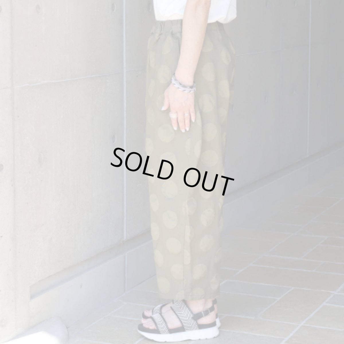 画像2: 【NARU FACTORY】綿麻シーチング塩縮ドットエッグパンツ (2)