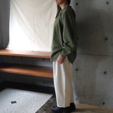 画像5: 【NARU FACTORY】ビエラワッシャー フリルネックシャツ (5)