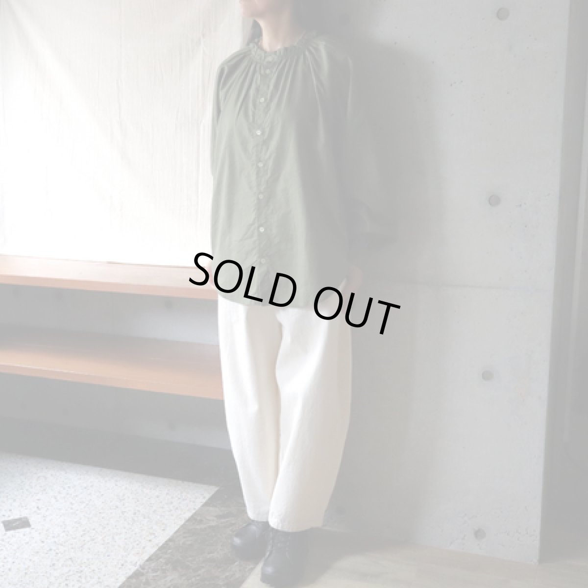 画像7: 20%OFF SALE【NARU FACTORY】ビエラワッシャー フリルネックシャツ (7)