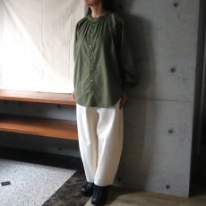 画像1: 【NARU FACTORY】ビエラワッシャー フリルネックシャツ (1)