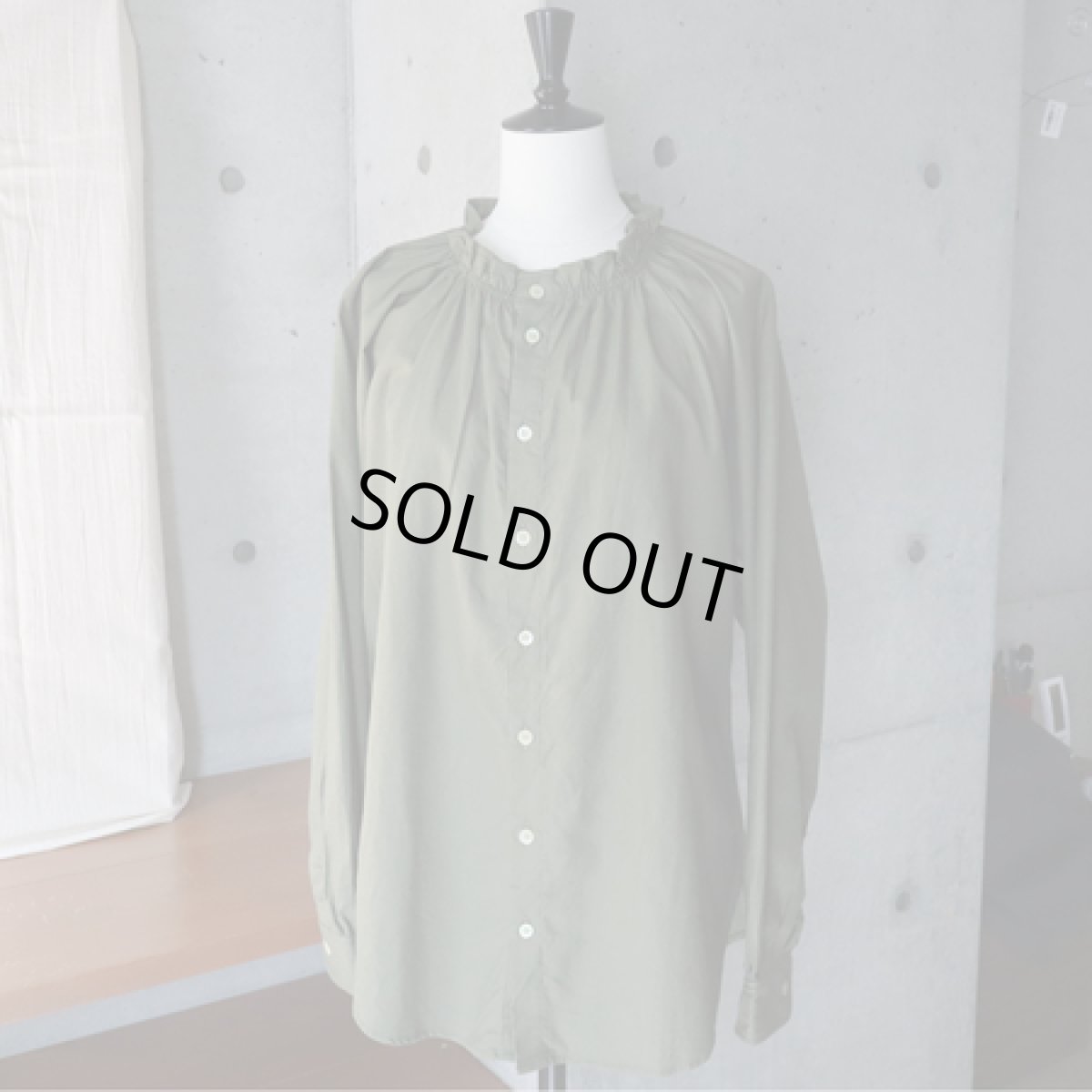 画像4: 20%OFF SALE【NARU FACTORY】ビエラワッシャー フリルネックシャツ (4)