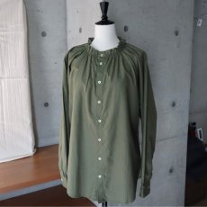 画像10: 【NARU FACTORY】ビエラワッシャー フリルネックシャツ (10)