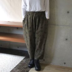 画像1: 【ista-ire】麻調ポプリン　オリーブ柄刺繍istaパンツ (1)