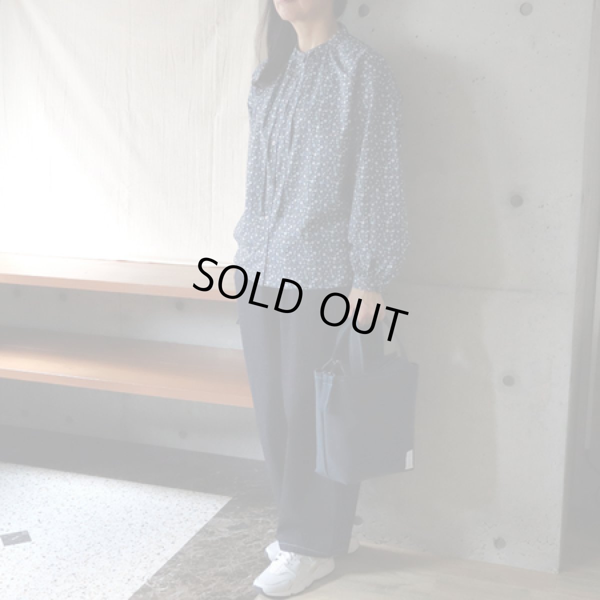 画像13: 20%OFF SALE【ista-ire】小花柄プリントネックリボンギャザーブラウス (13)