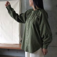 画像2: 【NARU FACTORY】ビエラワッシャー フリルネックシャツ (2)