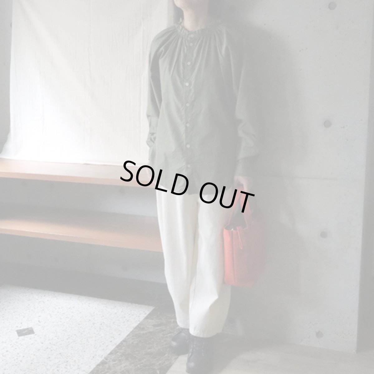 画像11: 20%OFF SALE【NARU FACTORY】ビエラワッシャー フリルネックシャツ (11)