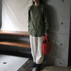 画像8: 【NARU FACTORY】ビエラワッシャー フリルネックシャツ (8)