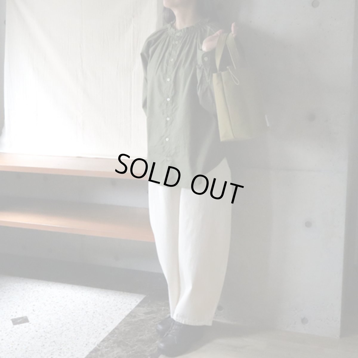 画像12: 20%OFF SALE【NARU FACTORY】ビエラワッシャー フリルネックシャツ (12)