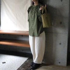 画像9: 【NARU FACTORY】ビエラワッシャー フリルネックシャツ (9)