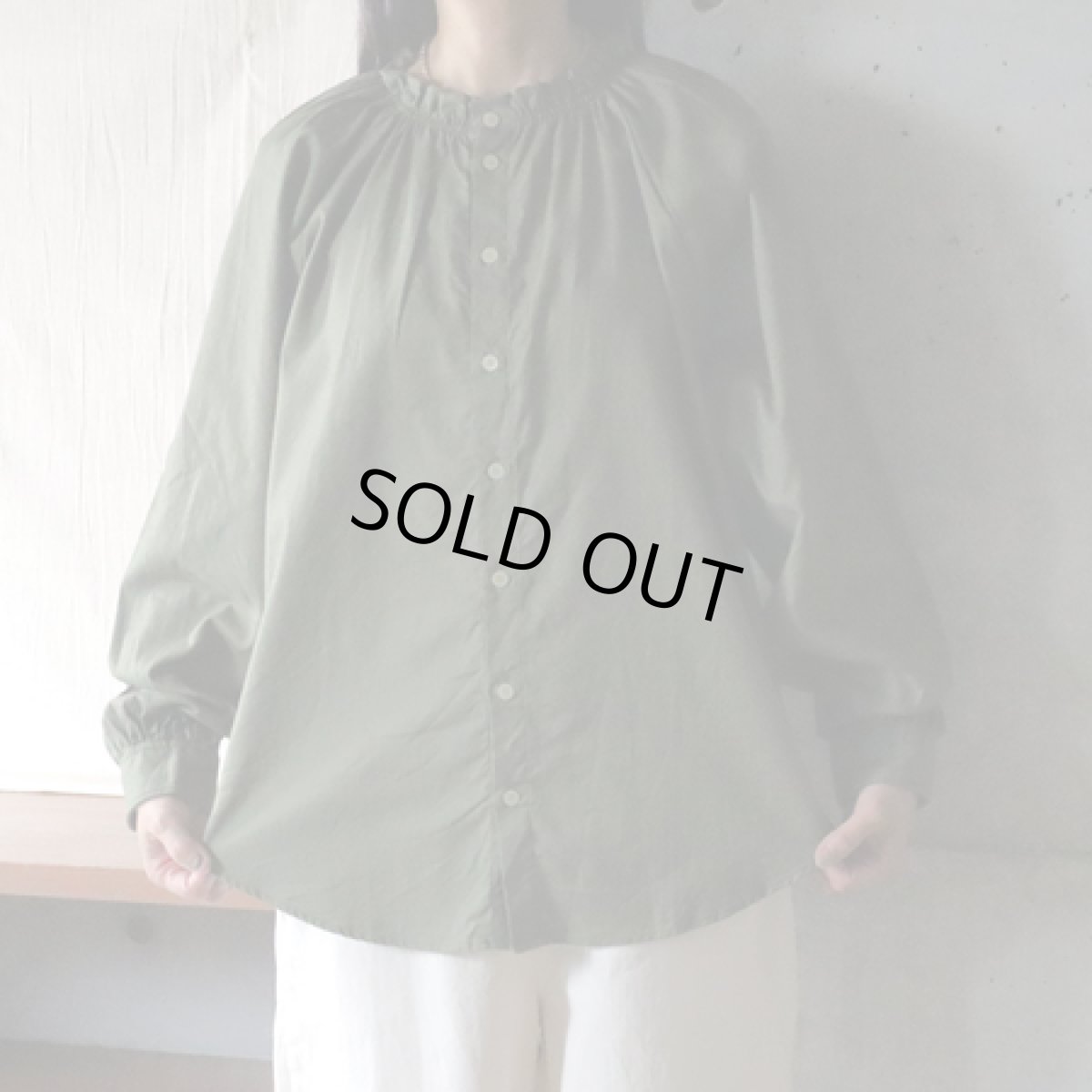 画像1: 20%OFF SALE【NARU FACTORY】ビエラワッシャー フリルネックシャツ (1)