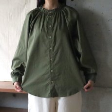 画像3: 【NARU FACTORY】ビエラワッシャー フリルネックシャツ (3)