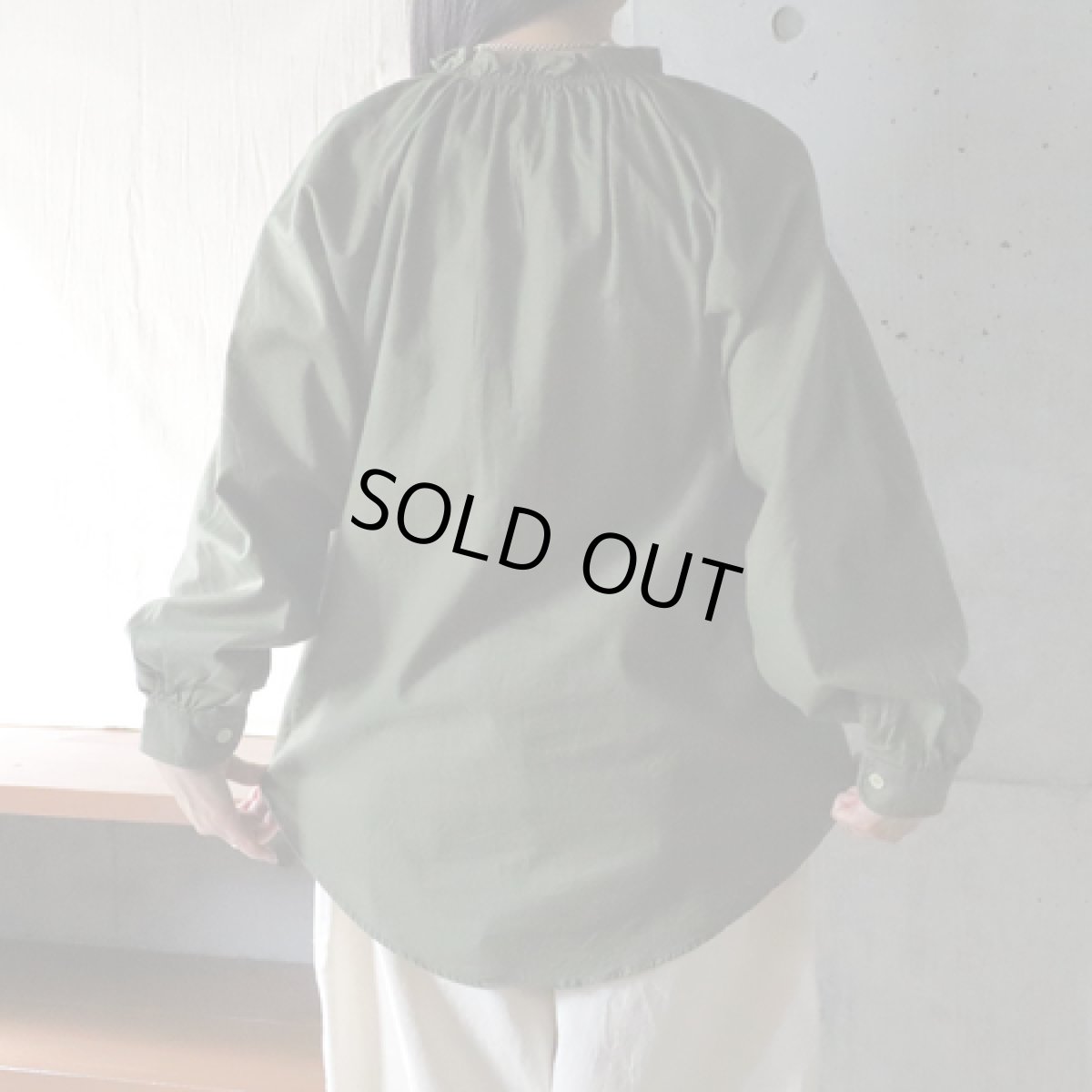 画像3: 20%OFF SALE【NARU FACTORY】ビエラワッシャー フリルネックシャツ (3)