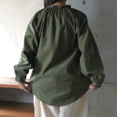 画像4: 【NARU FACTORY】ビエラワッシャー フリルネックシャツ (4)