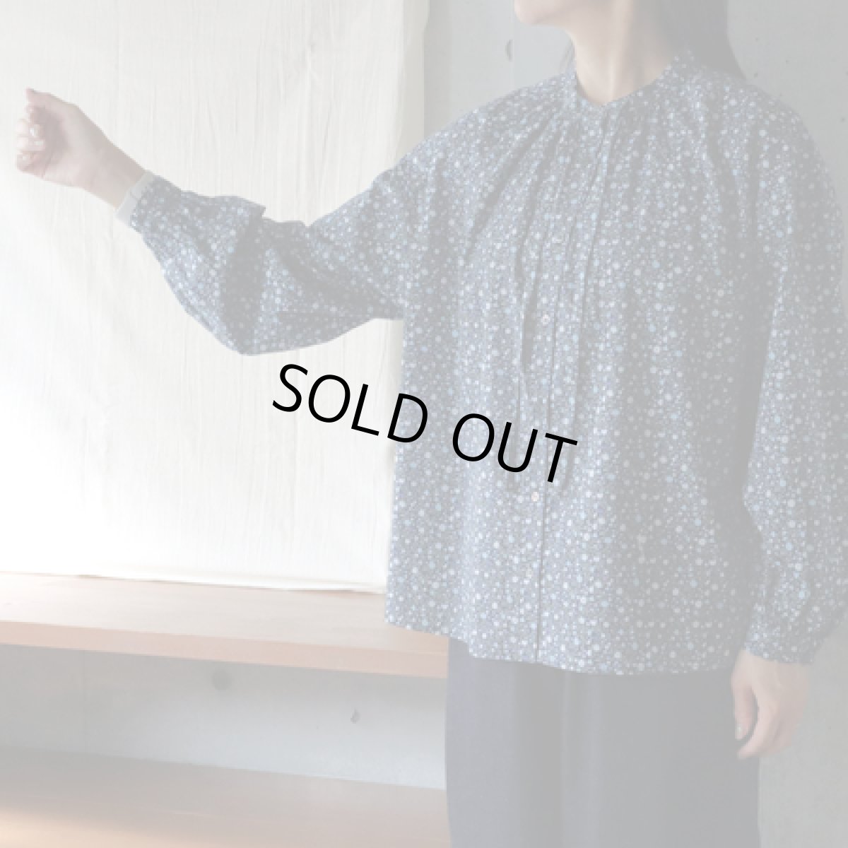 画像2: 20%OFF SALE【ista-ire】小花柄プリントネックリボンギャザーブラウス (2)