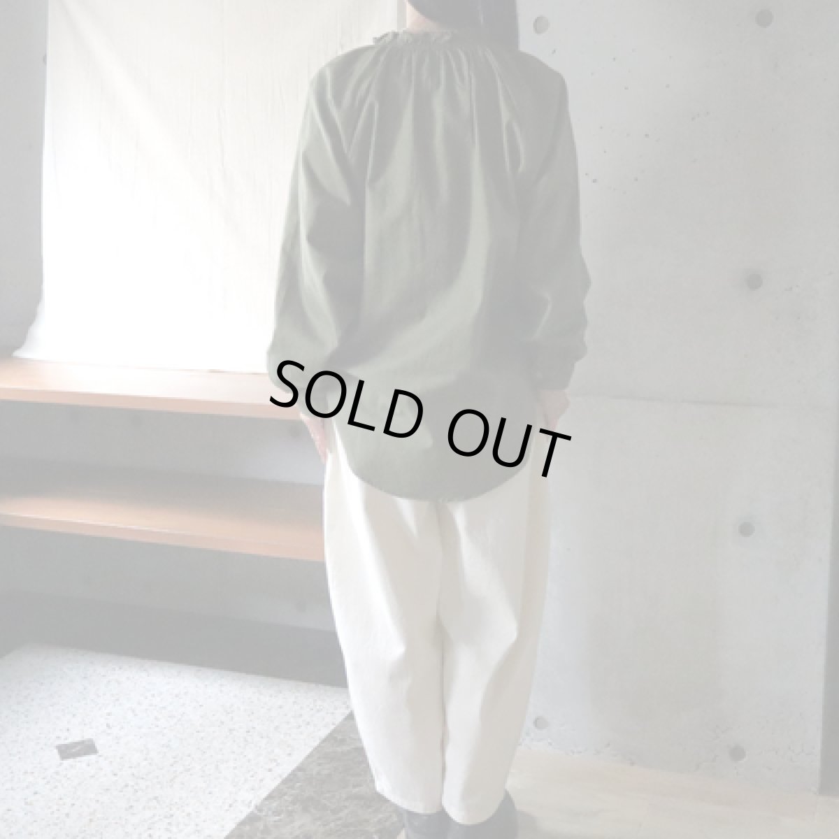 画像9: 20%OFF SALE【NARU FACTORY】ビエラワッシャー フリルネックシャツ (9)