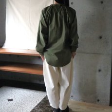 画像6: 【NARU FACTORY】ビエラワッシャー フリルネックシャツ (6)