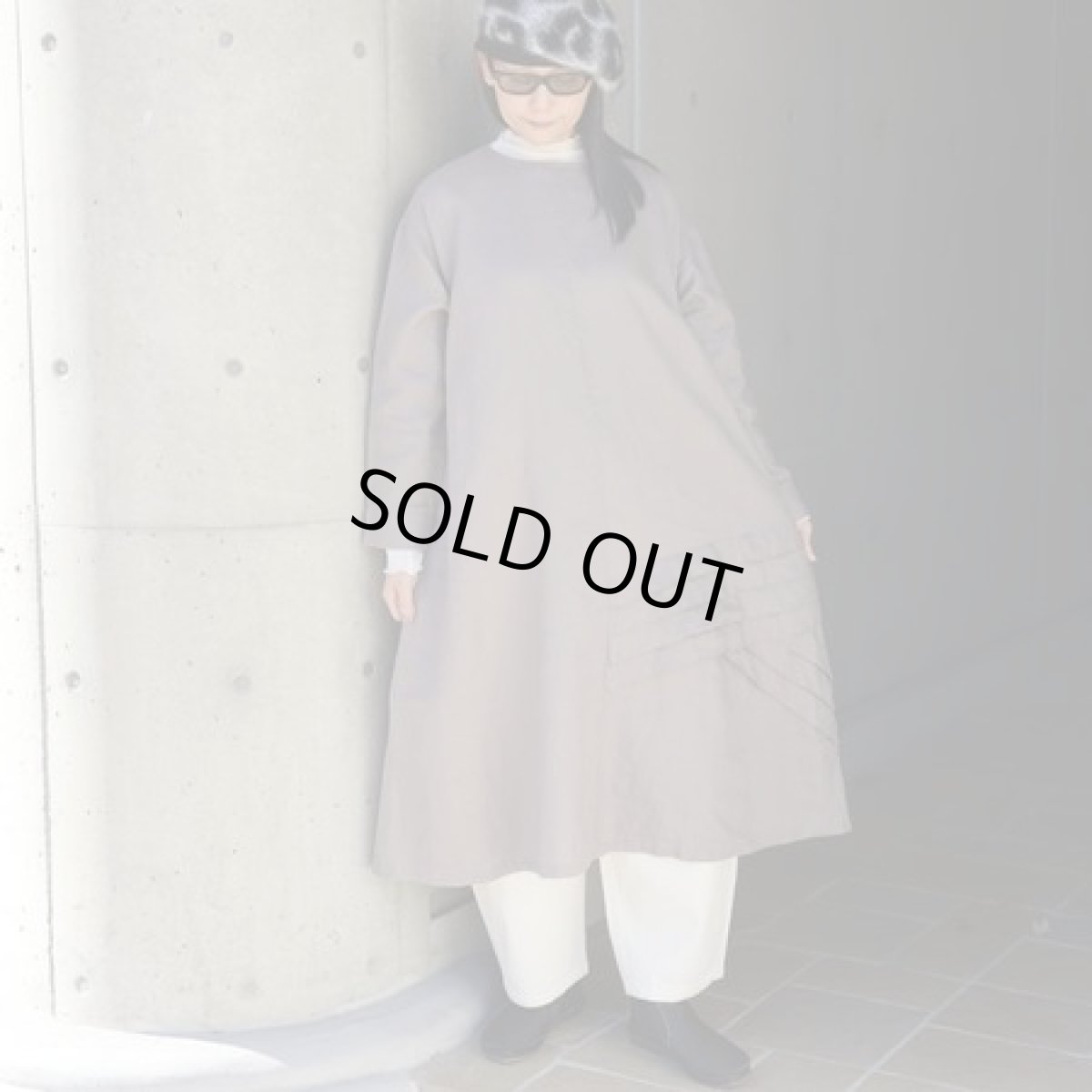 画像1: 30%OFF SALE 08Mab 14番手リネン片側裾タックデザインクルーネックワンピース (1)