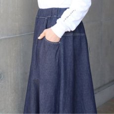 画像9: 【NARU FACTORY】8オンスムラデニム ノッポスカート (9)