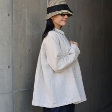 画像2: 【08Mab】14番手リネンアシンメトリー切り替えシャツ襟ブラウス (2)