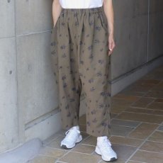 画像1: 10%OFF SALE ista-ire 麻(リネン)調ポプリン オリーブ柄刺繍istaパンツ (1)
