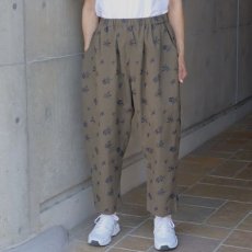 画像2: 10%OFF SALE ista-ire 麻(リネン)調ポプリン オリーブ柄刺繍istaパンツ (2)