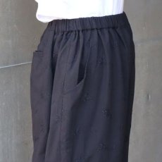 画像25: 10%OFF SALE ista-ire 麻(リネン)調ポプリン オリーブ柄刺繍istaパンツ (25)