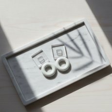画像2: acrylic ゴムイヤリングセットホワイト×クリア（スクエア） (2)