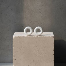 画像2: acrylic ゴムイヤリングホワイト (2)