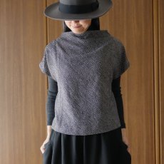 画像1: おぼろ月夜 黒シルク絞りボトルネックトップス (1)