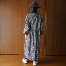 画像16: ista-ire フラワープリントキーネックワンピース (16)