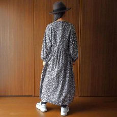 画像4: ista-ire フラワープリントキーネックワンピース (4)