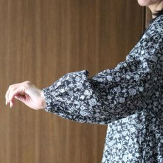 画像13: ista-ire フラワープリントキーネックワンピース (13)