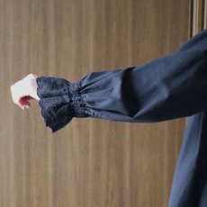画像8: ista-ire 麻調コットンレースフリルカラーブラウス (8)