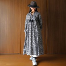 画像2: ista-ire フラワープリントキーネックワンピース (2)