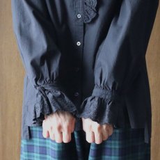 画像9: ista-ire 麻調コットンレースフリルカラーブラウス (9)