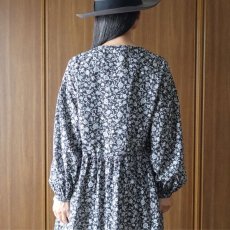 画像8: ista-ire フラワープリントキーネックワンピース (8)
