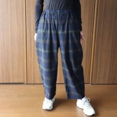 画像1: NARU FACTORY Nishiwakiフランネルチェック エッグパンツ (1)