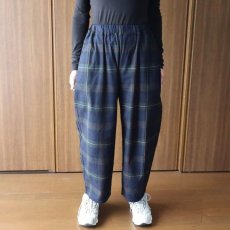 画像2: NARU FACTORY Nishiwakiフランネルチェック エッグパンツ (2)